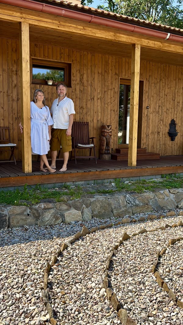 Dan a Jana na verandě Dajány, v popředí kamenný labyrint